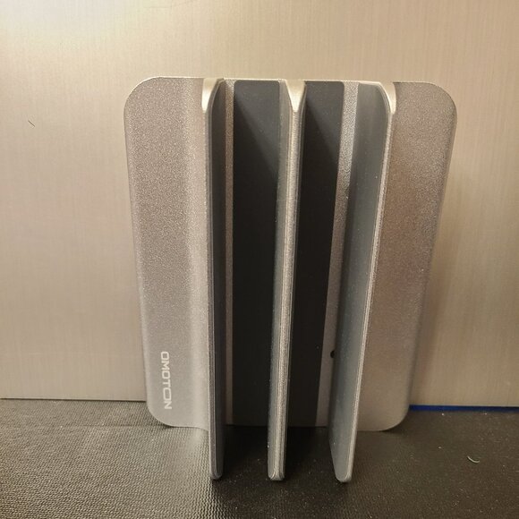 OMOTON ADJUSTABLE DOUBLE VERTICAL LAPTOP STAND- SILVER ALUMINUM DOCK - Picture 9 of 12